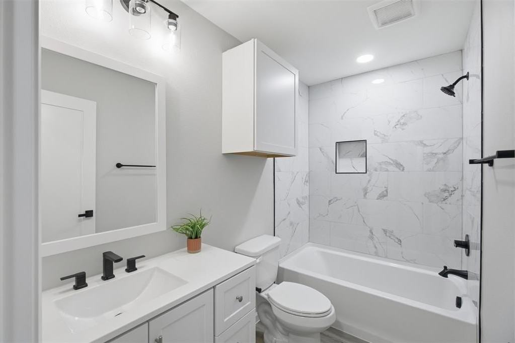 214 W Madison St - Photo 7 of 21