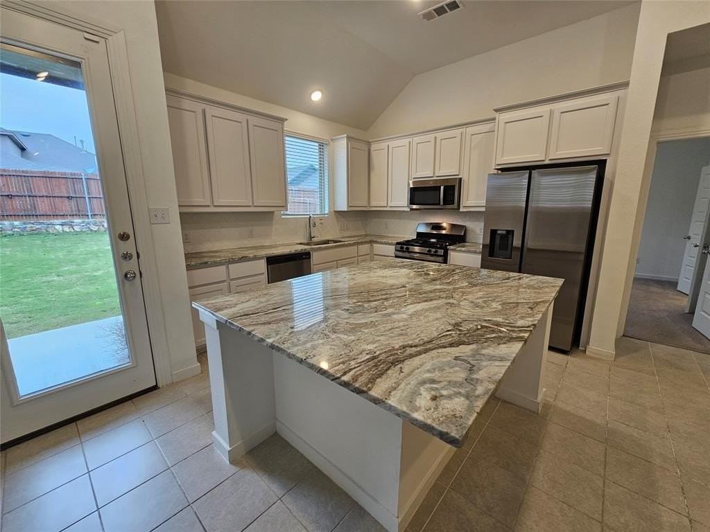 3915 Chesapeake Ln - Photo 3 of 32