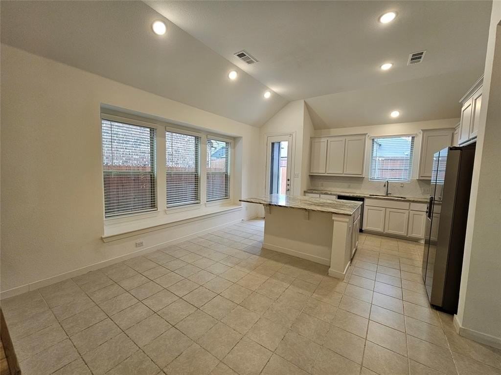 3915 Chesapeake Ln - Photo 7 of 32