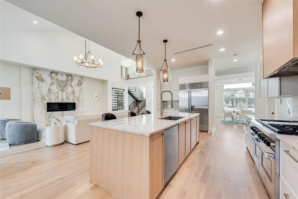 6411 Royal Ln - Photo 2 of 35