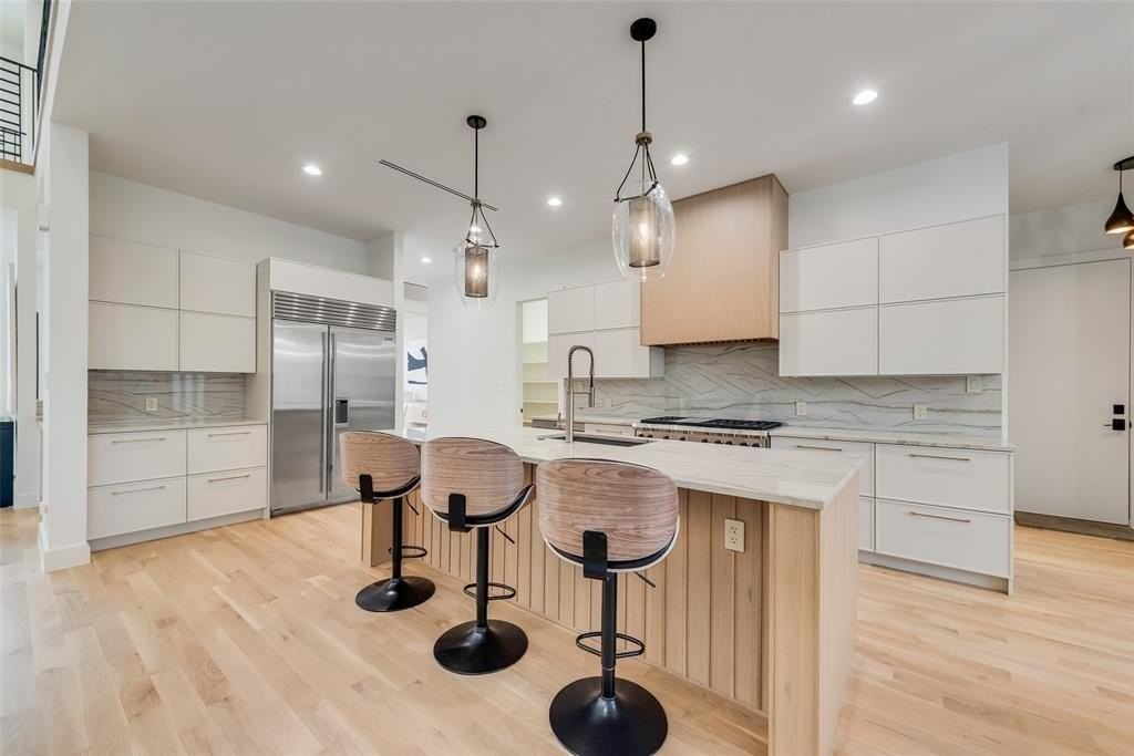 6411 Royal Ln - Photo 5 of 35