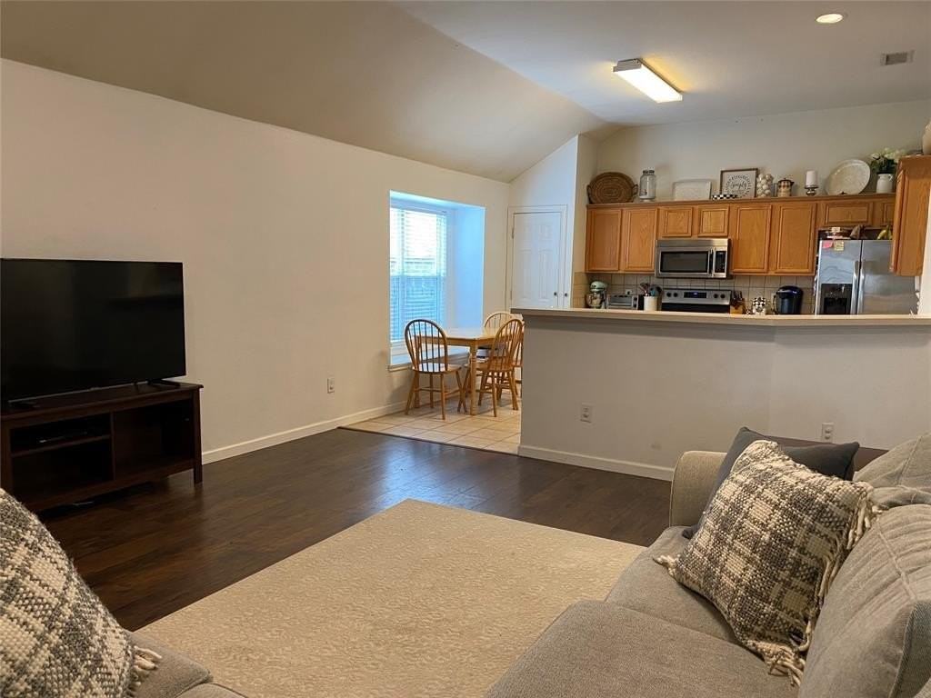 1100 Baker St - Photo 6 of 18