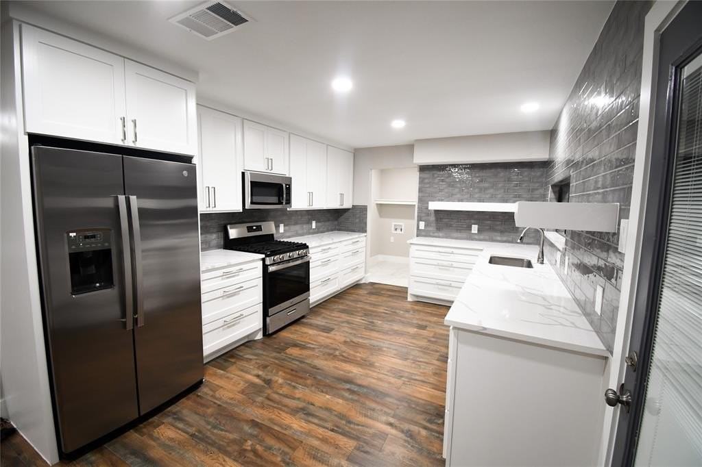 1011 Sam Hill St - Photo 4 of 27