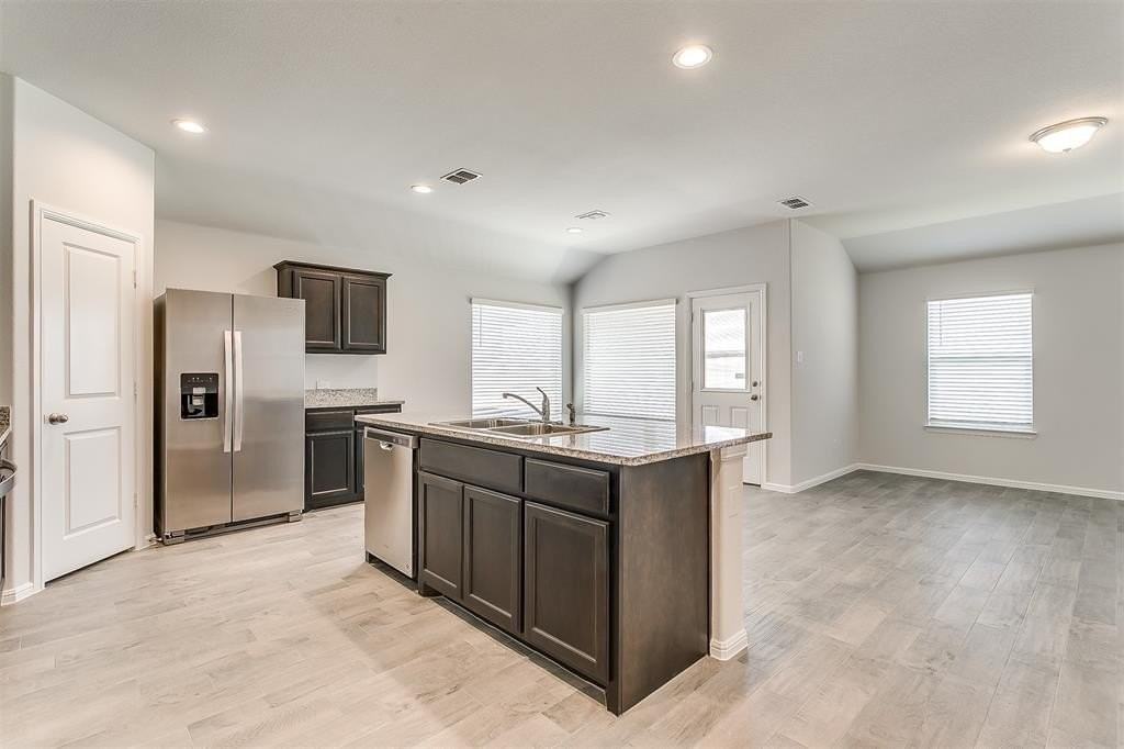 9209 Herringbone Dr - Photo 5 of 36