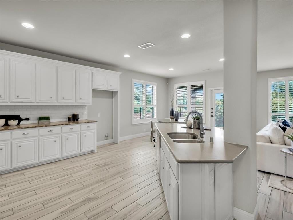 310 Hawthorn Drive - Photo 4 of 23