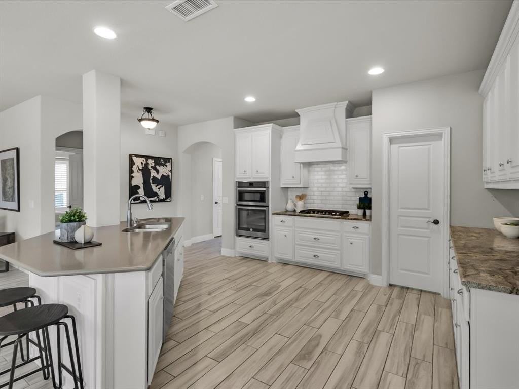 310 Hawthorn Drive - Photo 7 of 23