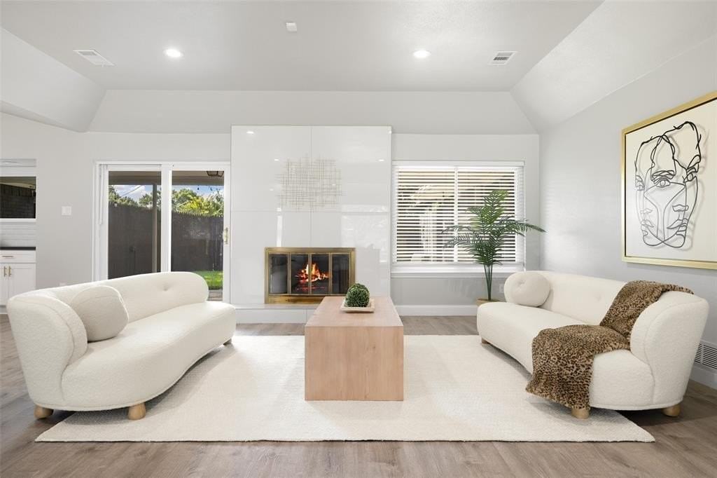 6350 Glennox Ln - Photo 5 of 18