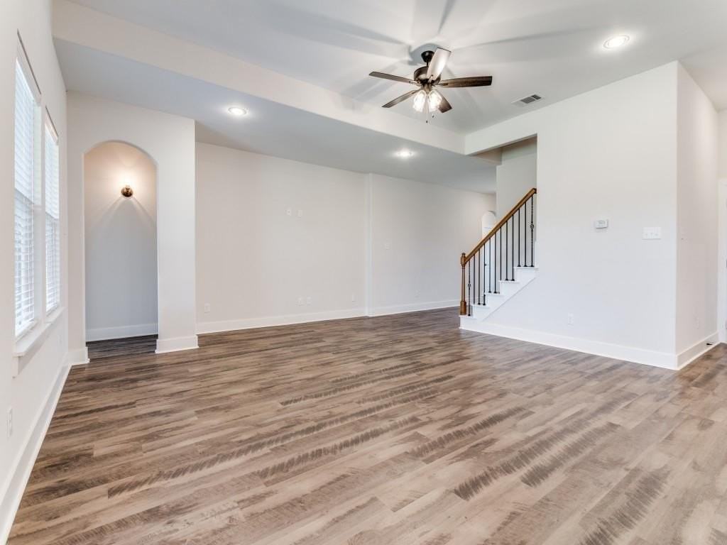 504 Ellis Place Dr - Photo 2 of 20