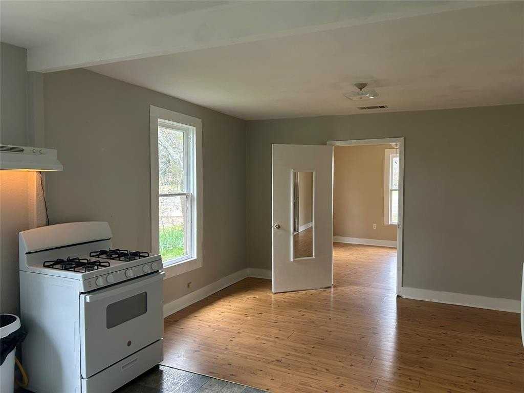 603 N Brazos St - Photo 3 of 8