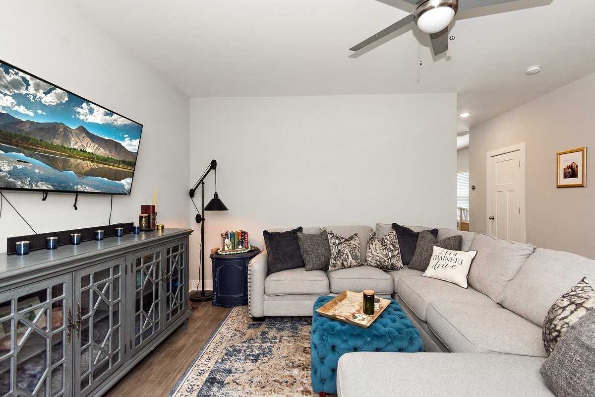 2163 Bayport Ave - Photo 2 of 11