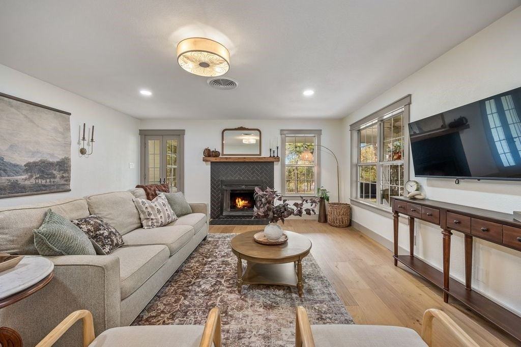 2204 N Pearson Ln - Photo 4 of 28