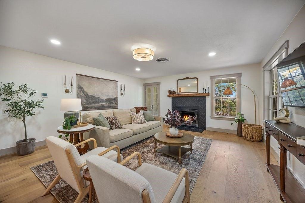 2204 N Pearson Ln - Photo 5 of 28