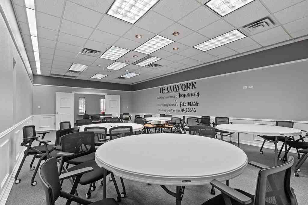 1128 S Grandview Ave - Photo 4 of 24