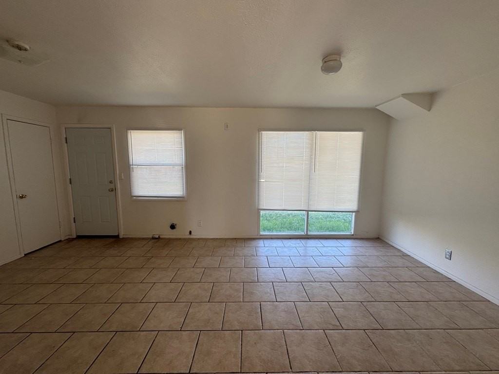 3107 Merrill Ave - Photo 7 of 25