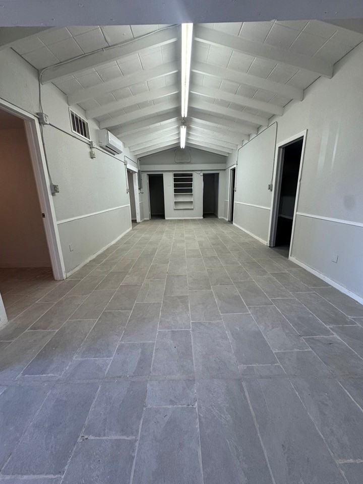 809 West University Boulevard - Photo 2 of 7