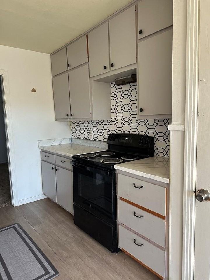 1600 Crenshaw Drive - Photo 6 of 10