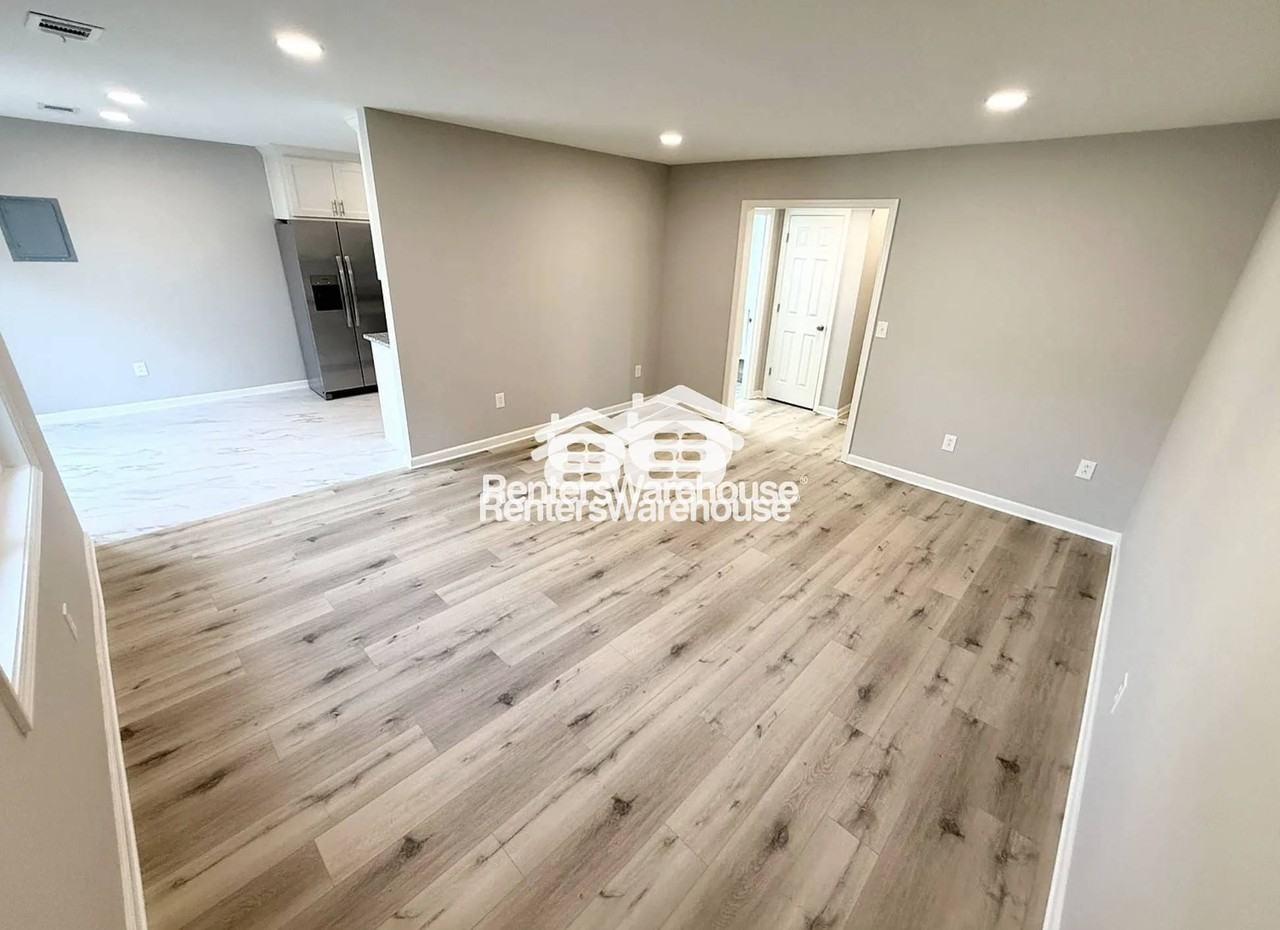 7101 West 69th Street - Photo 3 of 21