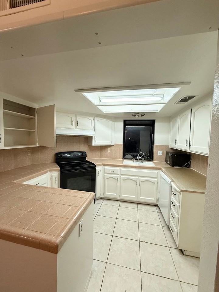 2509 North Knoll Avenue - Photo 3 of 11