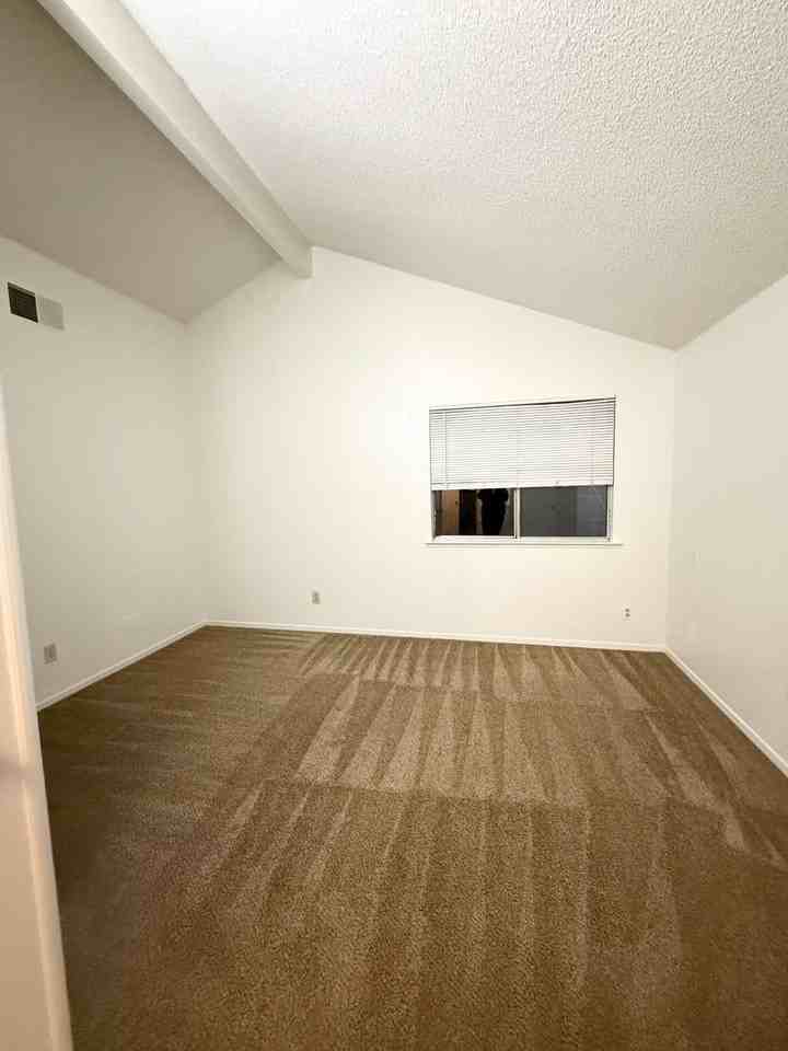 2509 North Knoll Avenue - Photo 5 of 11