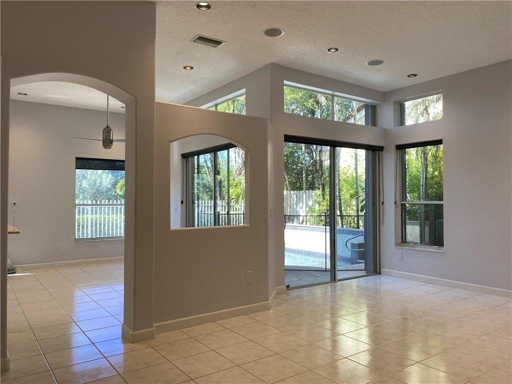 1940 Sweetbay Way - Photo 2 of 8