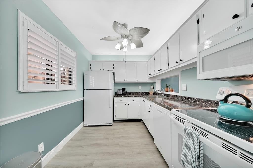 5250 Las Verdes Cir #212 - Photo 4 of 34