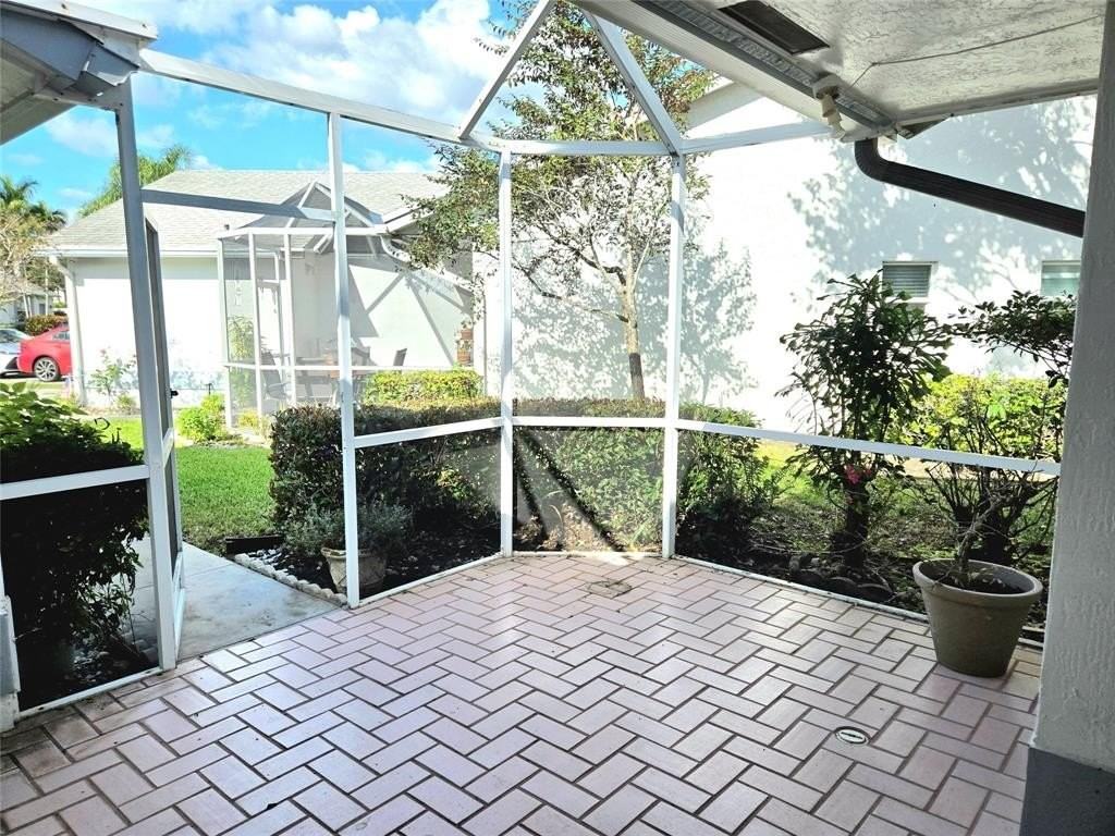 5912 Nw 93rd Ter - Photo 4 of 29