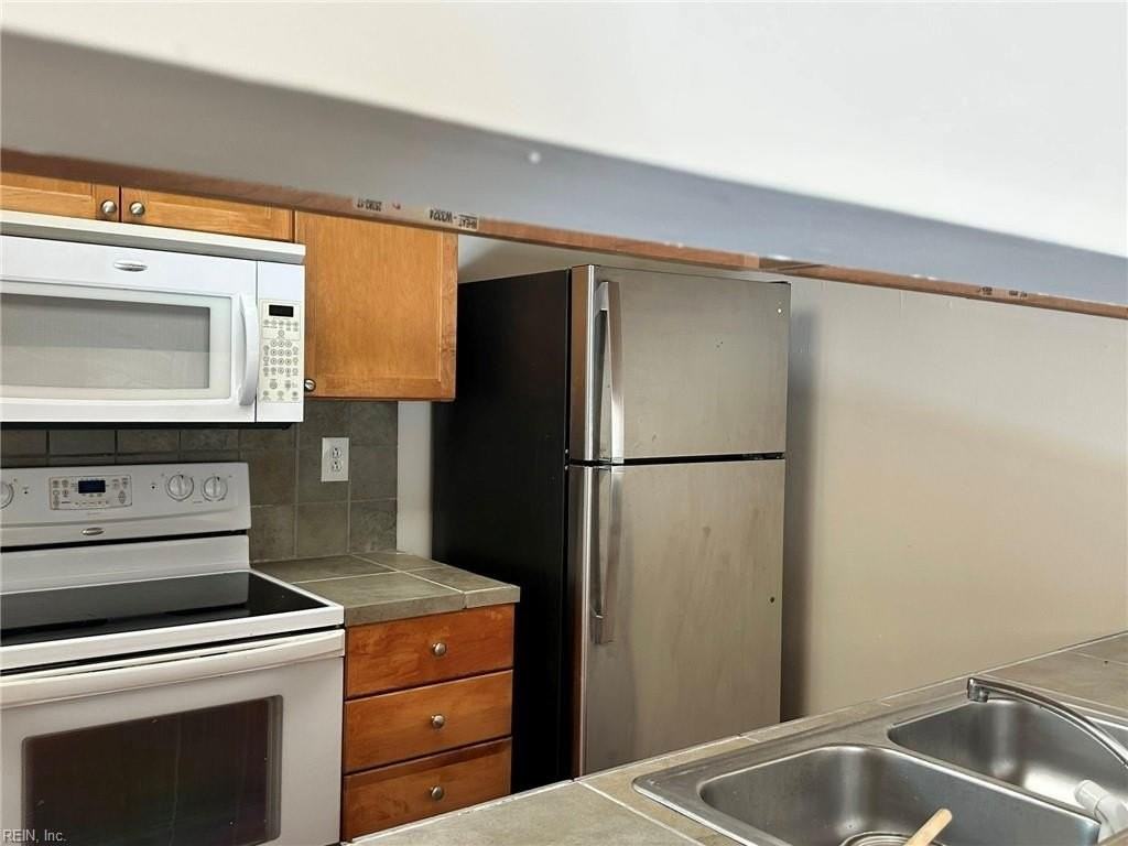 2304 La Jolla Court - Photo 7 of 11