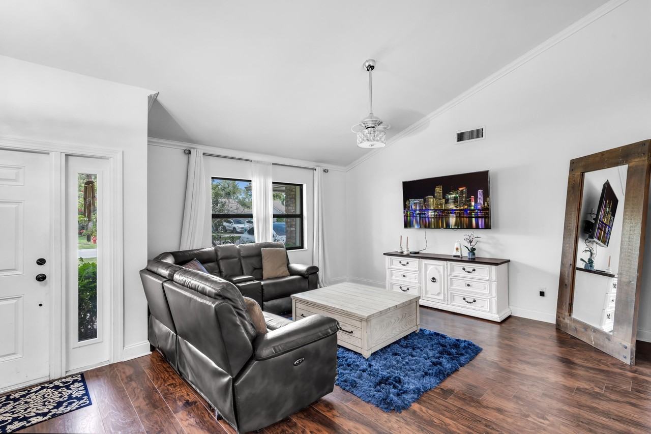 1532 Primrose Ln - Photo 5 of 46