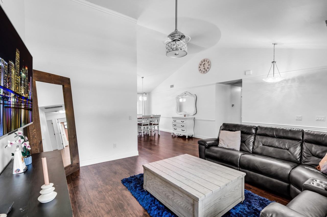 1532 Primrose Ln - Photo 6 of 46