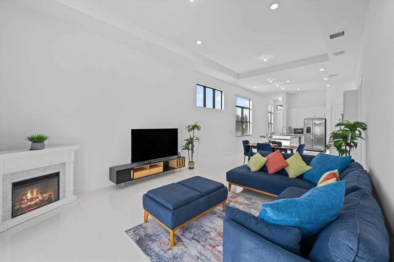 4823 Saint Armands Way - Photo 4 of 47