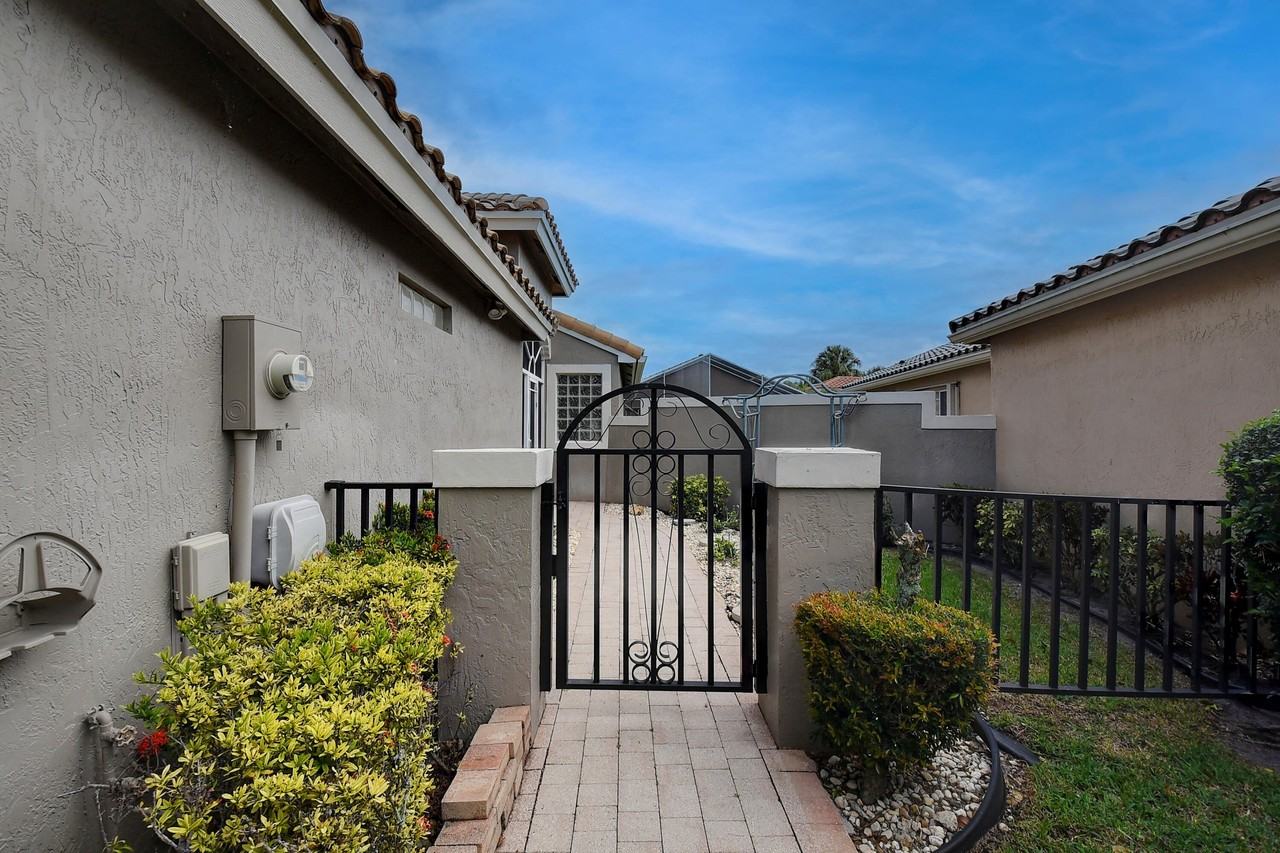 11592 Augustus Dr - Photo 5 of 50