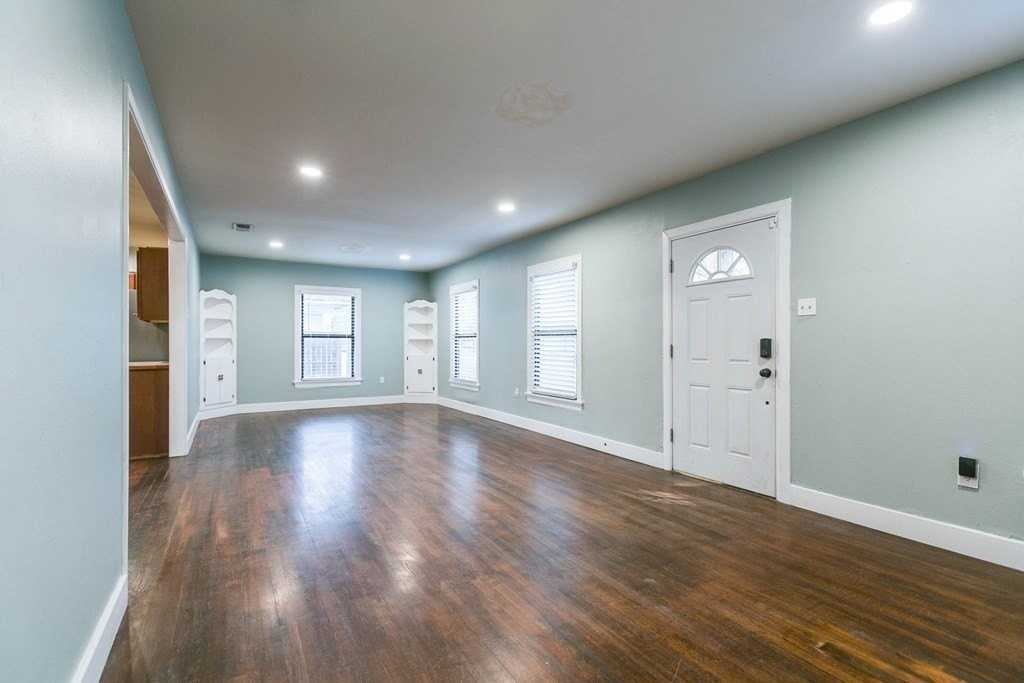 2205 Live Oak St - Photo 7 of 34