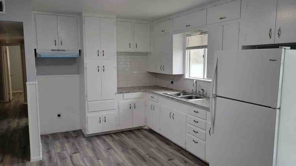 2415 Lakeside Avenue - Photo 4 of 9