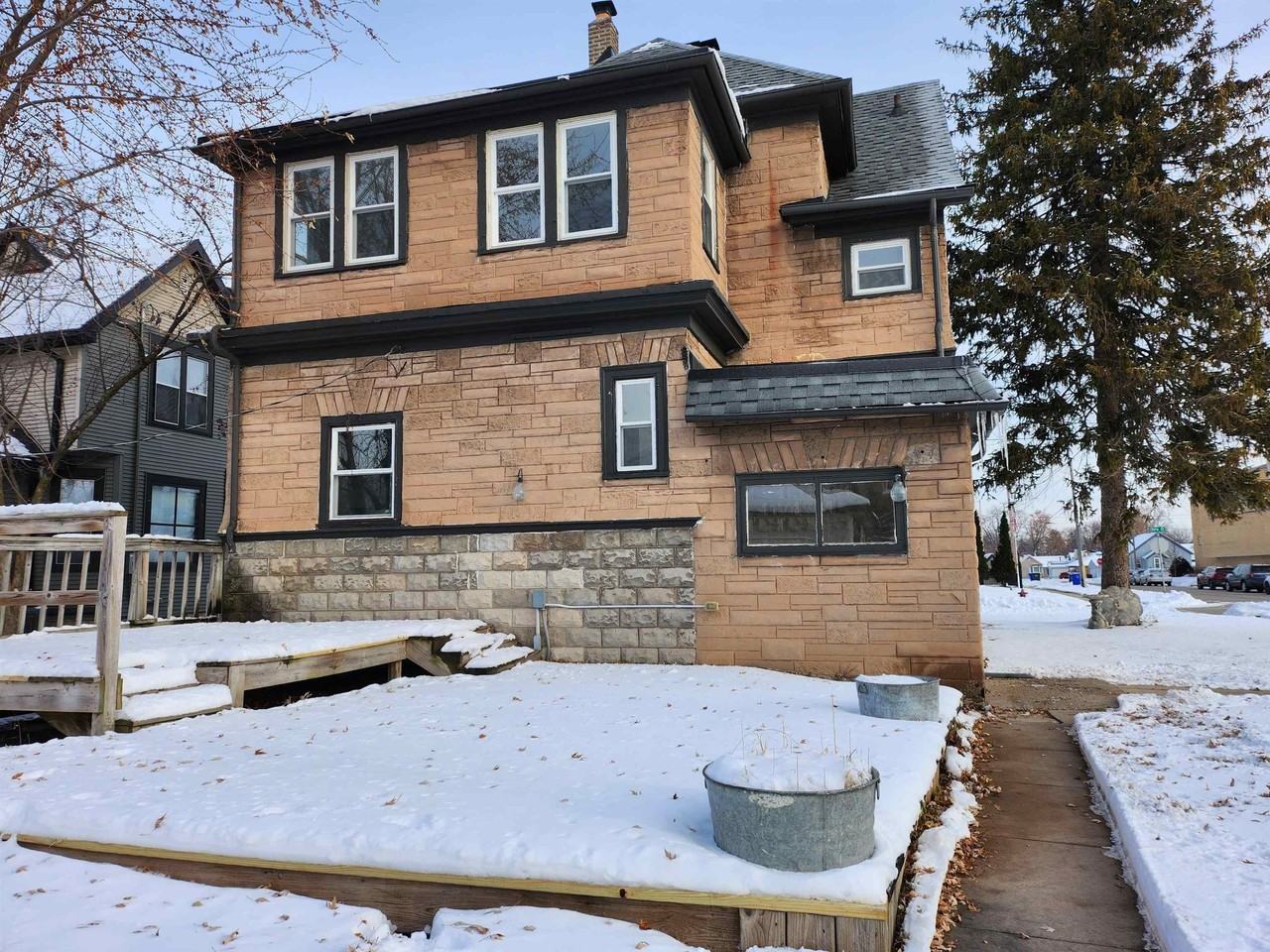 303 Doty St - Photo 3 of 28