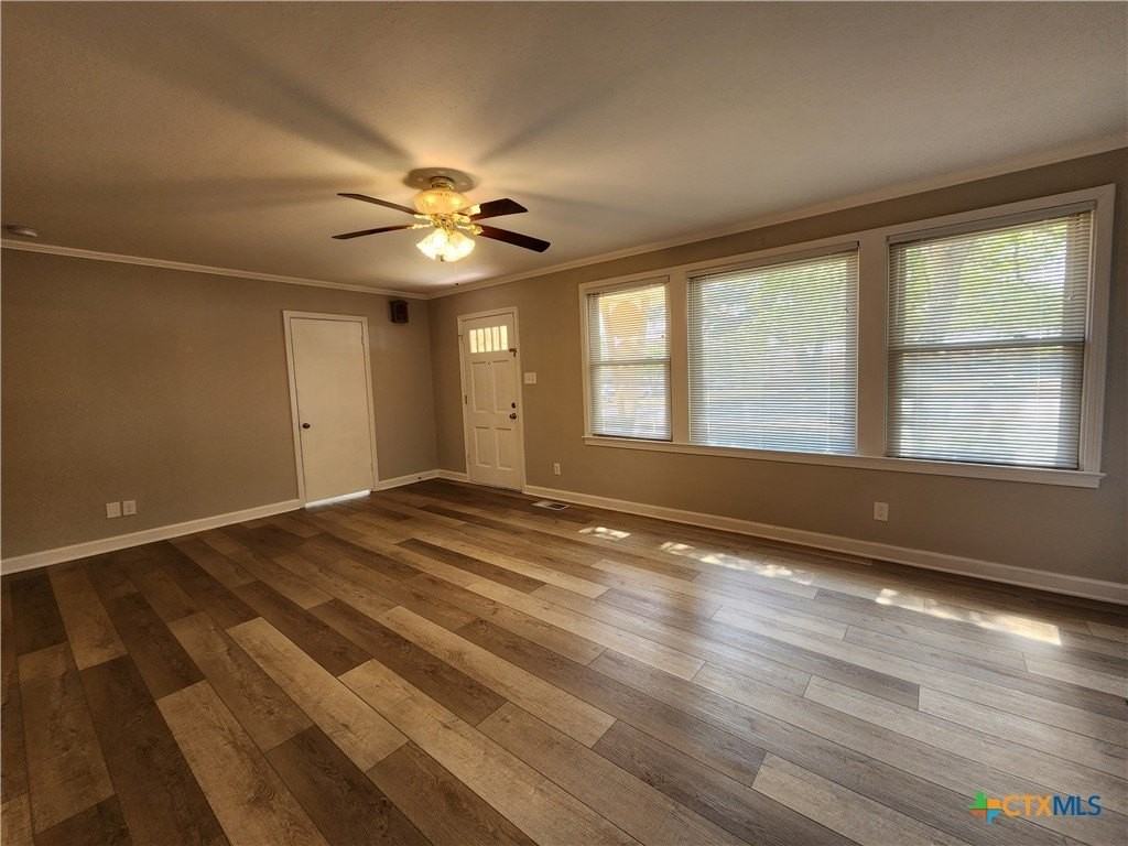 564 Laurel Ln - Photo 6 of 39