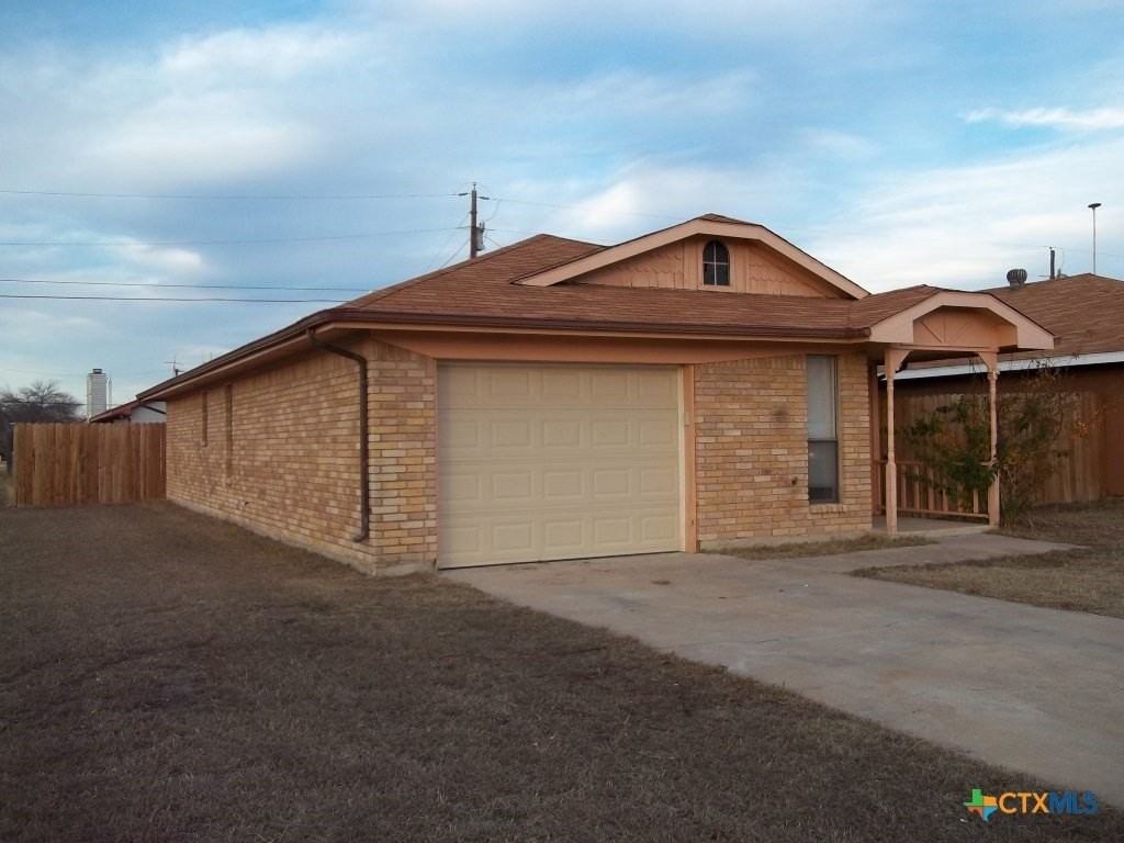 2001 Carousel Dr - Photo 2 of 9