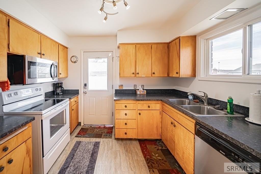 976 Canyon Avenue - Photo 7 of 50