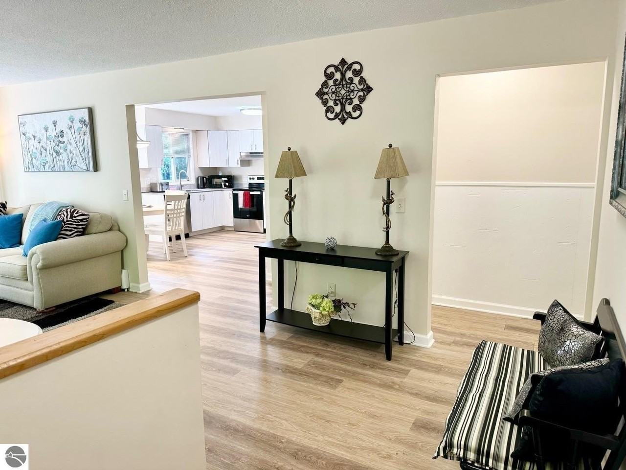 6031 Brackett Road - Photo 5 of 34