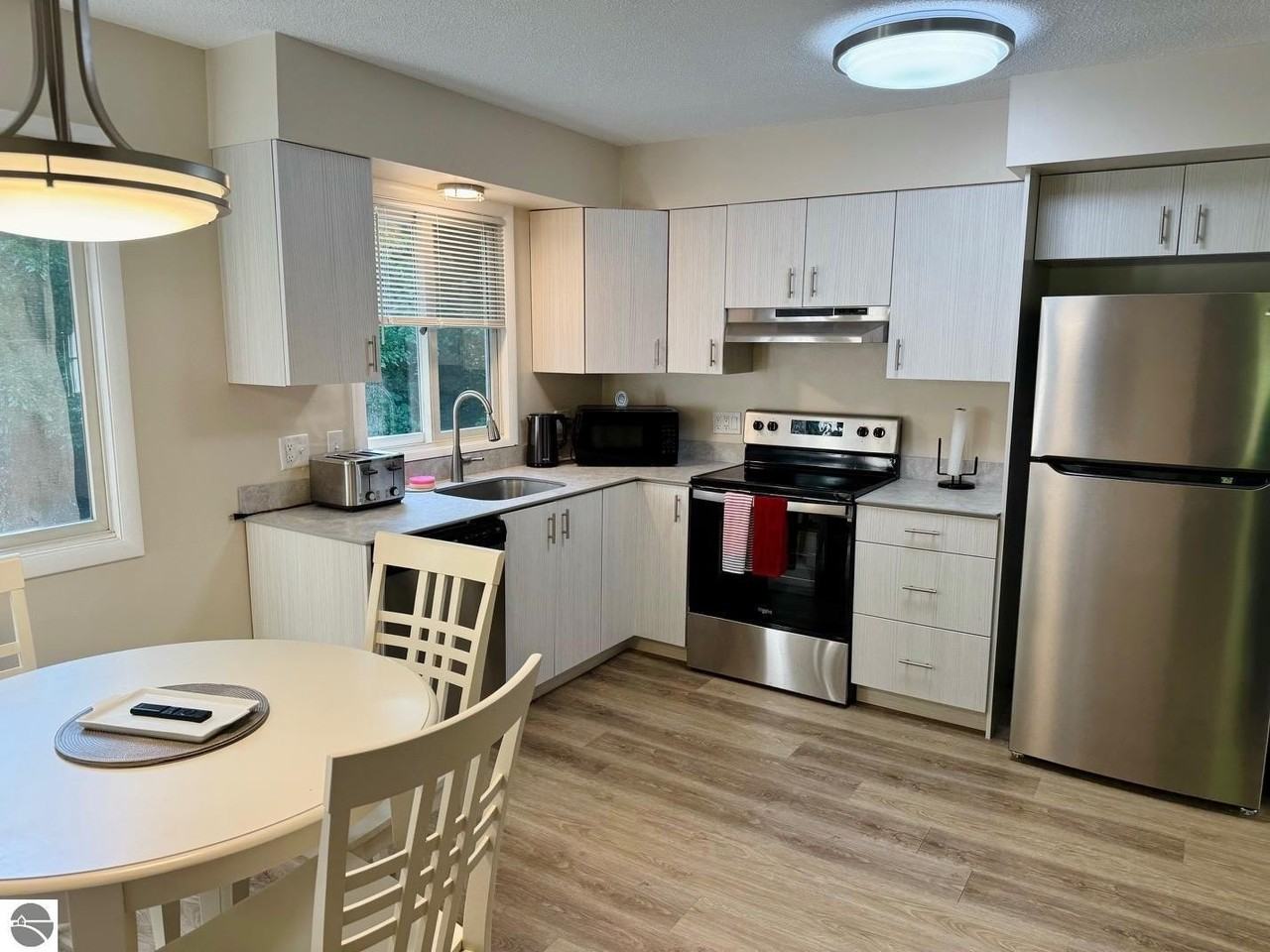 6031 Brackett Road - Photo 6 of 34