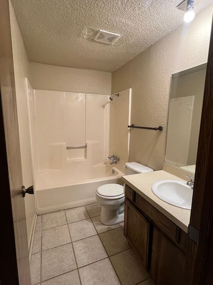 2901 Southwest 82nd Street - Photo 4 of 7