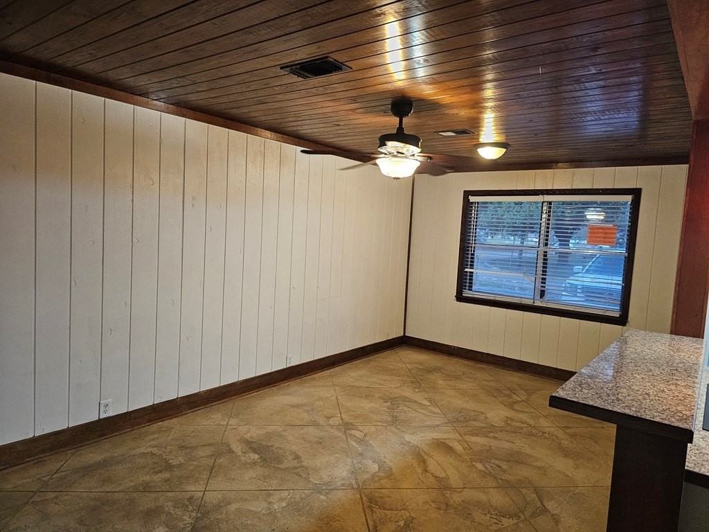 903 Mimosa Dr - Photo 4 of 9