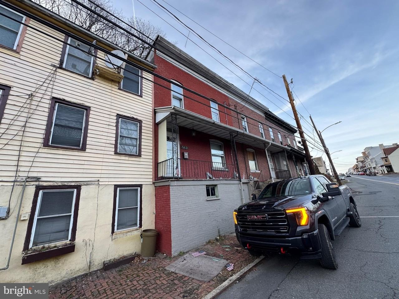 563 S Centre St - Photo 2 of 14