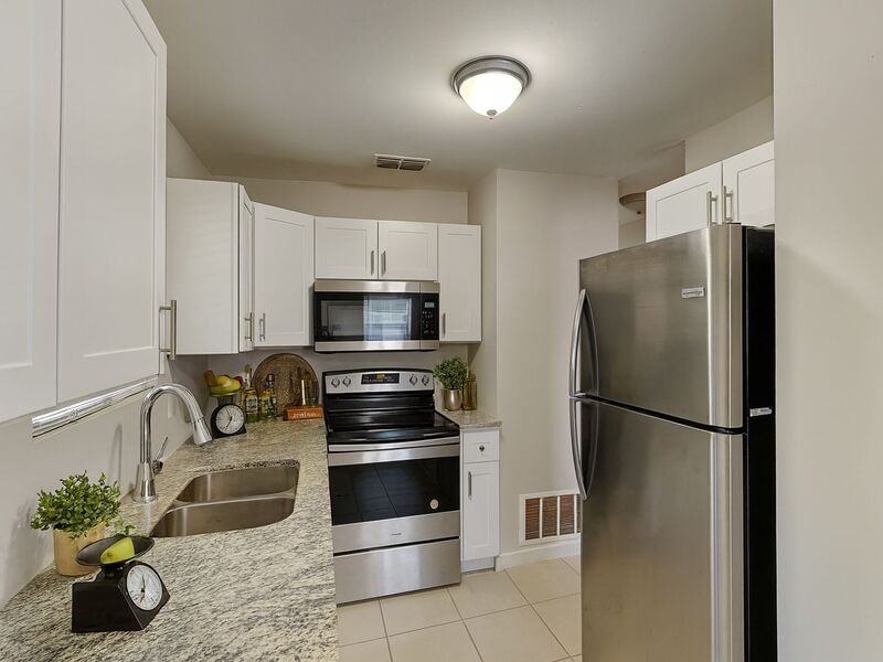 5703 S 79th St - Photo 3 of 24