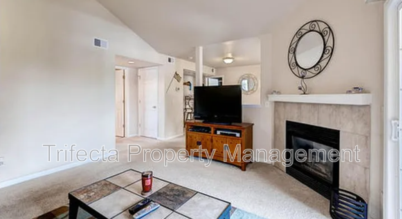 1288 Lake Cir ##12e - Photo 4 of 15