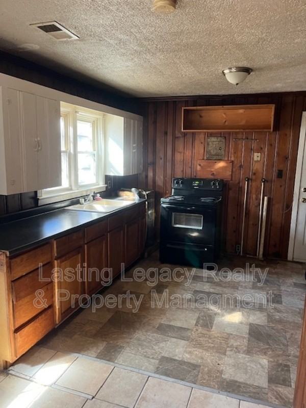 225 Terrace Avenue - Photo 2 of 8