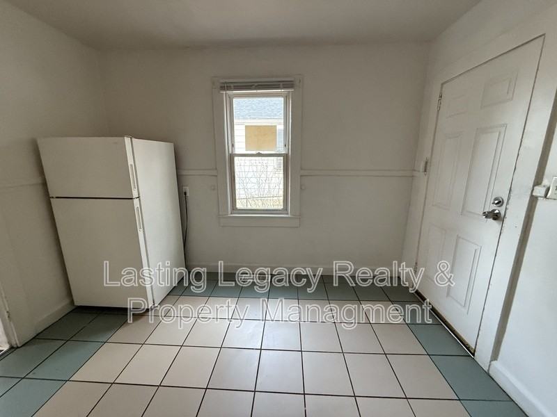 704 W 26th St - Photo 4 of 14