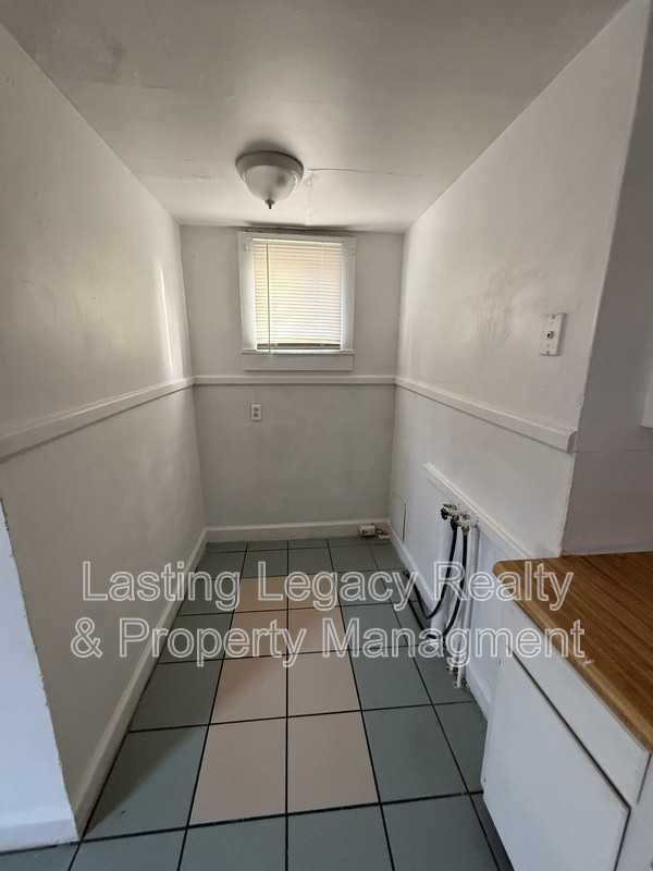 704 W 26th St - Photo 5 of 14