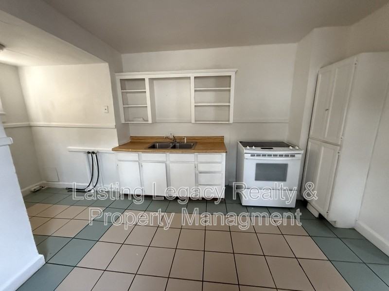 704 W 26th St - Photo 6 of 14