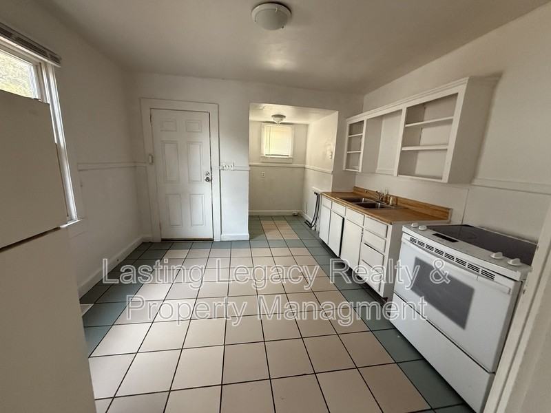 704 W 26th St - Photo 7 of 14