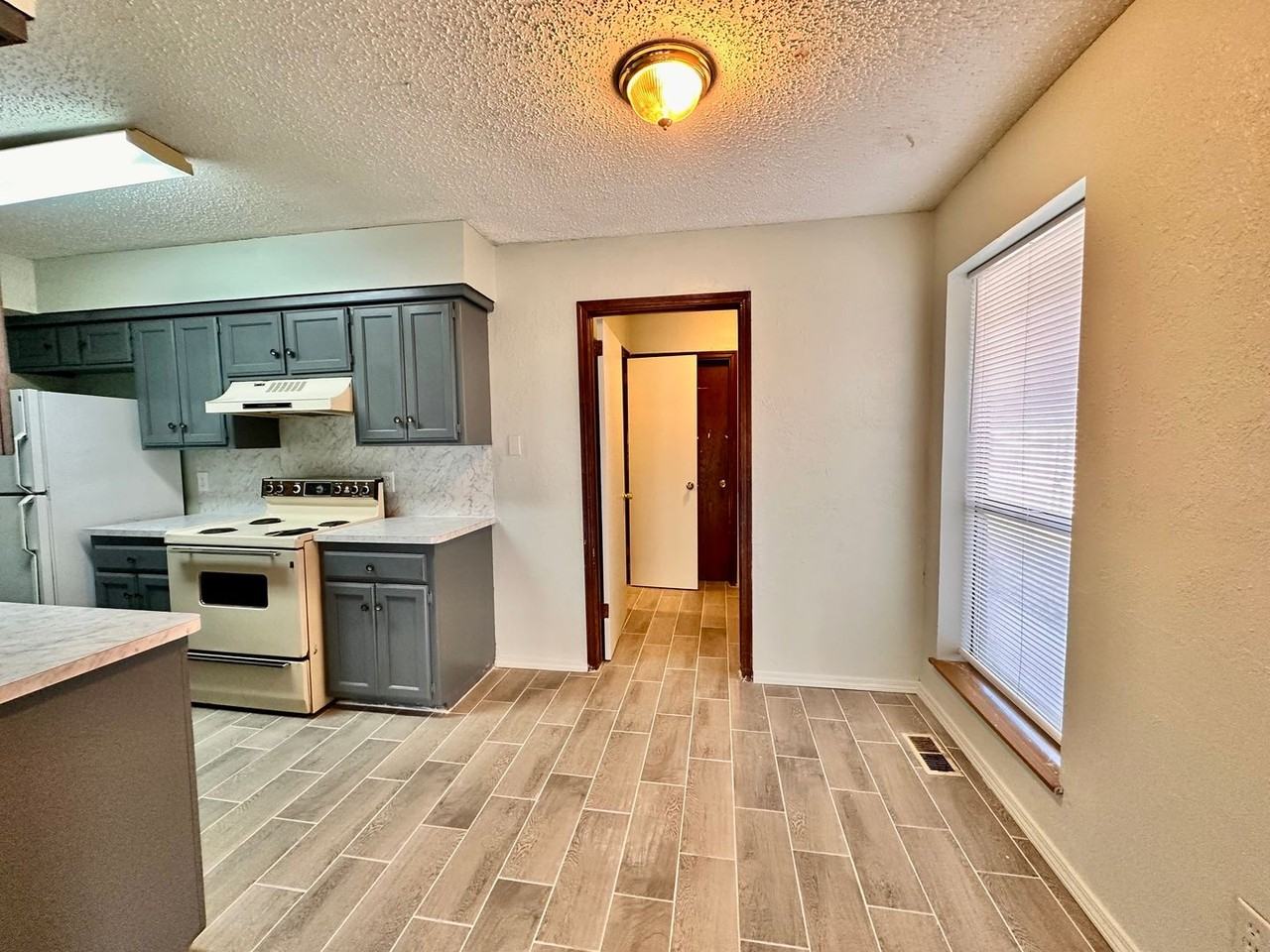 8712 Rayburn Avenue - Photo 3 of 22